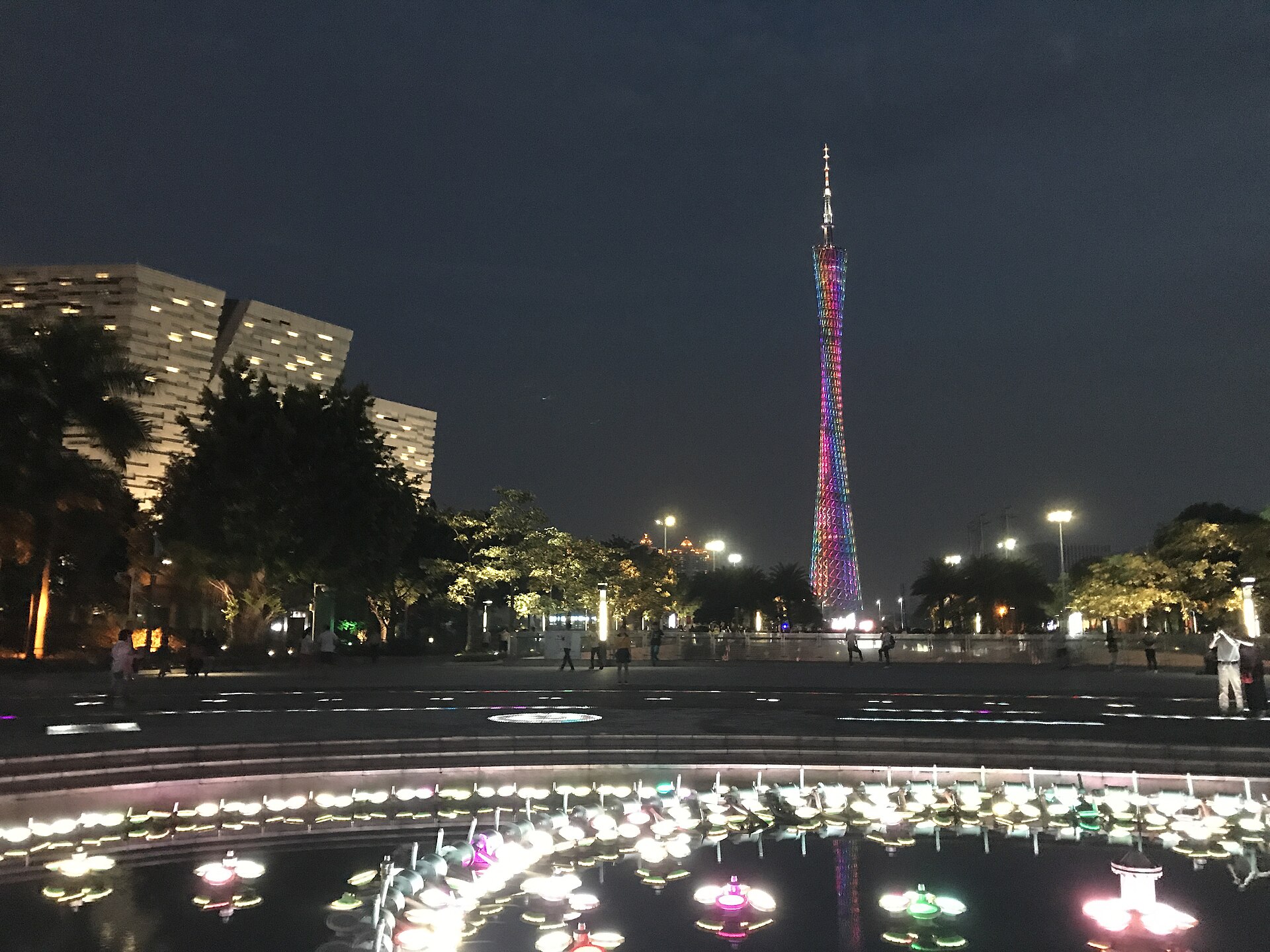 花城广场的水景与远处广州塔